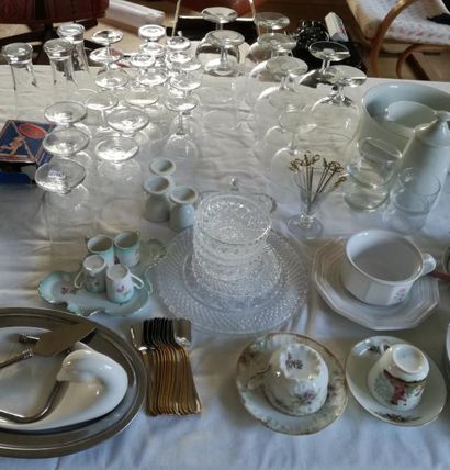 Lot de vaisselle diverse et bibelots