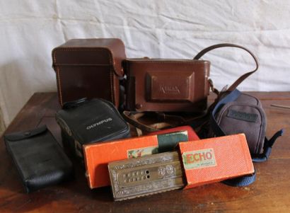 Lot d'appareils photos et un harmonica