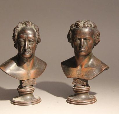 Paire de bustes de musiciens sur un socle...