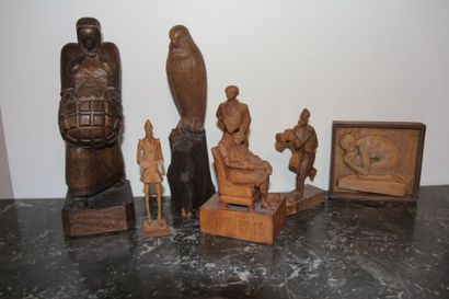 Lot de sculptures et bas-relief en bois naturel...