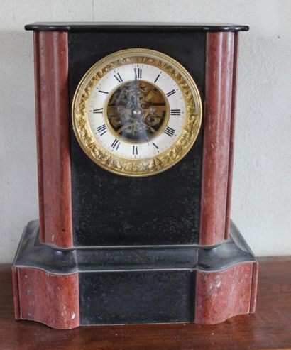 Pendule borne en placage de marbre, mouvement...