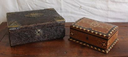 Coffret à bijoux en cuir repoussé et une...