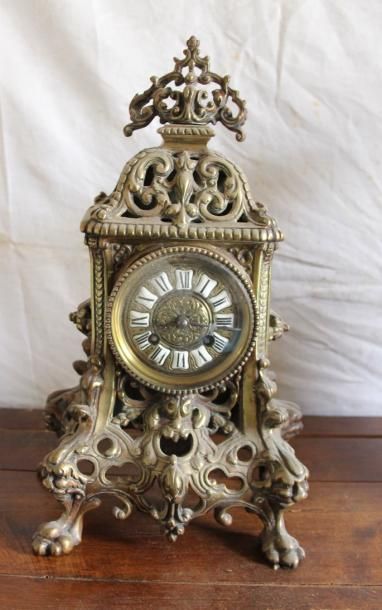 Une pendule borne en bronze de style néogothique...