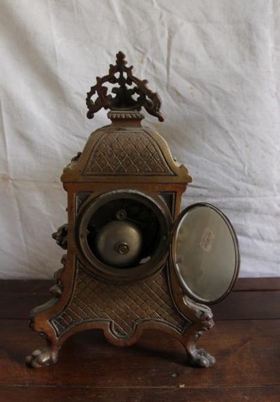 Une pendule borne en bronze de style néogothique...