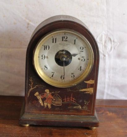 Pendule borne en bois à décor de chinois...