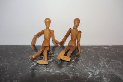 Lot de deux mannequins d'étude en bois naturel...