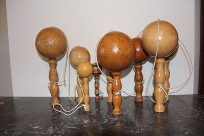 Collection de bilboquets en bois naturel