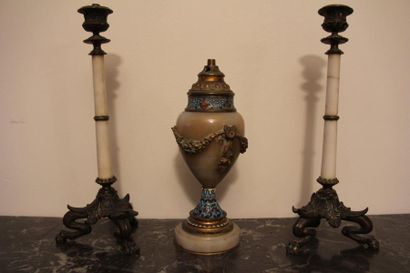 Lot : - Paire de bougeoirs en bronze patiné...