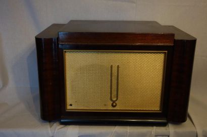 Poste TSF en bois teinté formant un coffret...