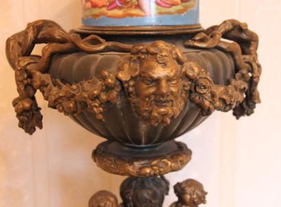 Vase médicis en bronze patiné et porcelaine...