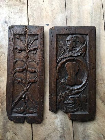 Deux bas-reliefs en chêne à décor de profils...
