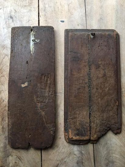 Deux bas-reliefs en chêne à décor de profils...
