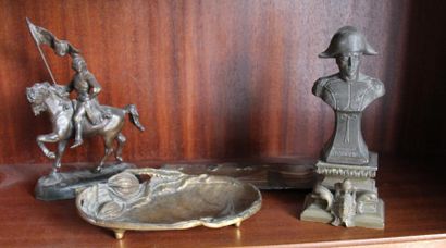 Lot de bibelots en bronze : vide poche et...
