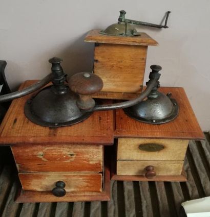 Trois moulins à café en bois