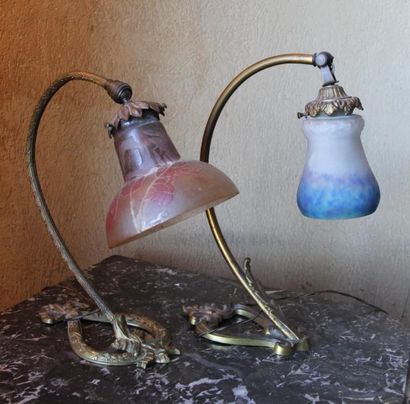 Deux pieds de lampe en bronze, caches-ampoules...