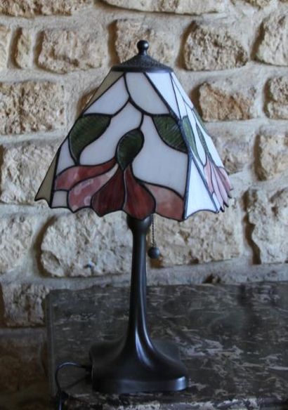 Pied de lampe en métal à abat-jour en verre...