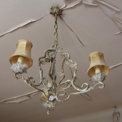 Suspension en métal à trois lumières