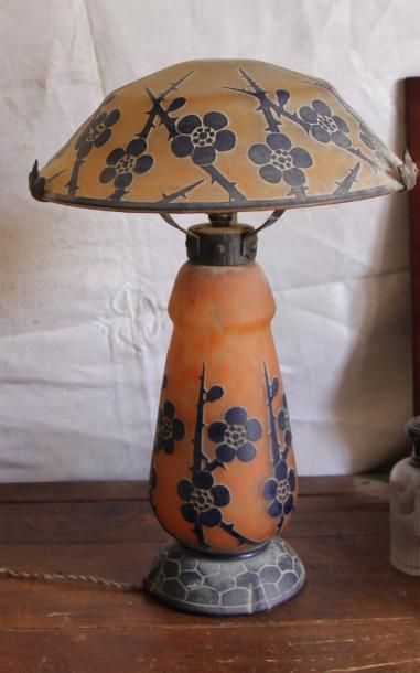 Pied de lampe et son abat jour en verre orange...