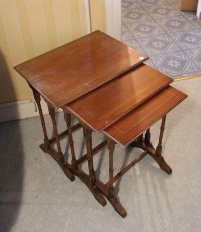 Tables gigognes