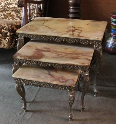 table basse mouvementée en métal doré et...