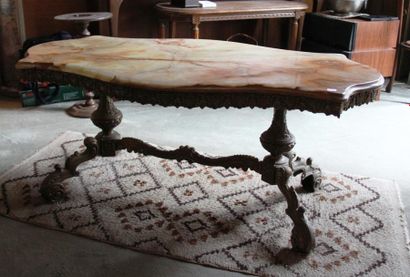 table basse mouvementée en métal doré et...