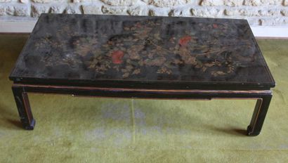 Table basse en bois laqué noir et doré, Chine...