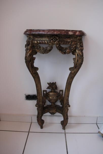 Console en bois sculpté doré de guirlandes,...