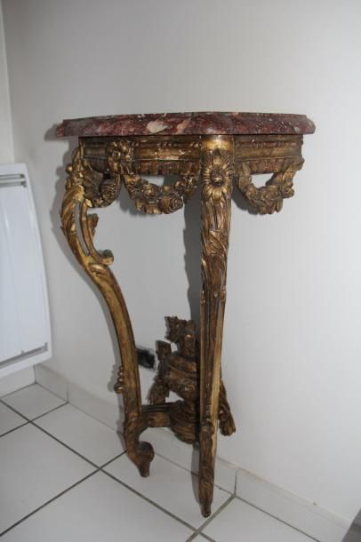Console en bois sculpté doré de guirlandes,...
