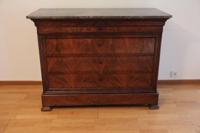 Commode en placage d'acajou flammé ouvrant...