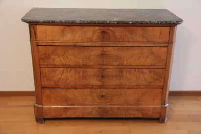 Commode en placage de ronce à quatre tiroirs,...