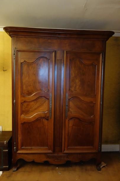 Armoire en bois naturel ouvrant à deux portes...