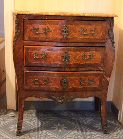 Commode galbée en bois de placage marqueté...