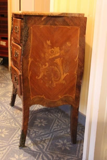 Commode galbée en bois de placage marqueté...