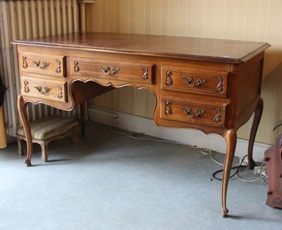 Bureau plat en bois teinté Style Louis XV...
