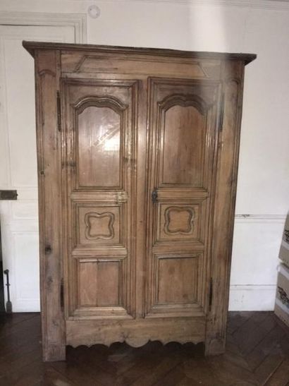 Armoire en bois naturel à deux portes à trois...