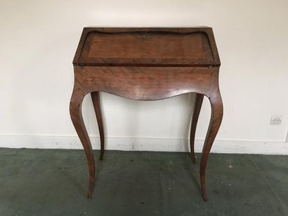 Secrétaire de pente en bois de placage marqueté...