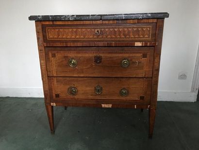 Commode en bois de placage marquetée de losanges...