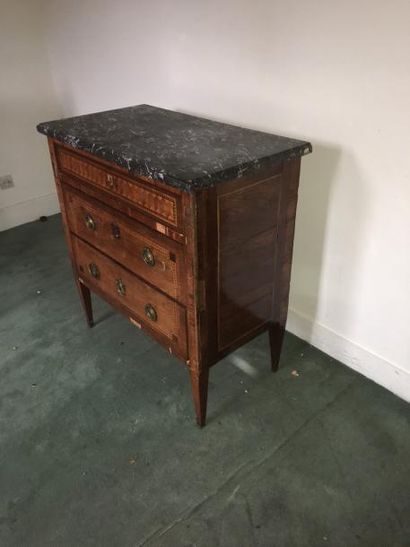 Commode en bois de placage marquetée de losanges...