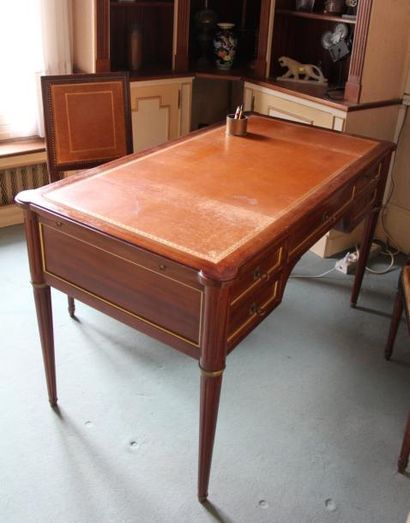 Bureau plat ton acajou à plateau cuir style...