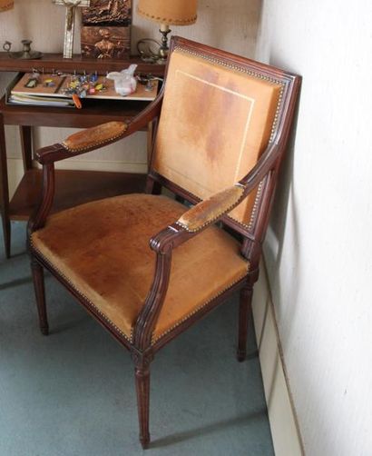 Bureau plat ton acajou à plateau cuir style...