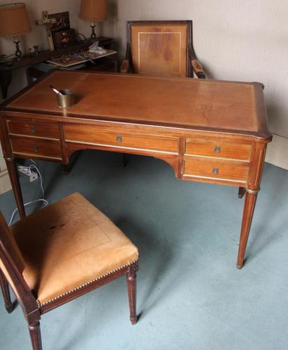 Bureau plat ton acajou à plateau cuir style...