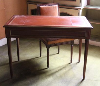 Bureau plat ton acajou et chaise de style...