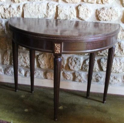 Console demi-lune ton acajou style Louis...