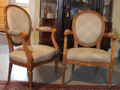 Paire de fauteuils cabriolet en bois naturel...