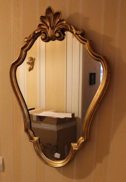 Glace mouvementée en bois doré H : 60 cm