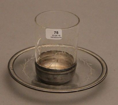 Un verre à eau et sa soucoupe en cristal...
