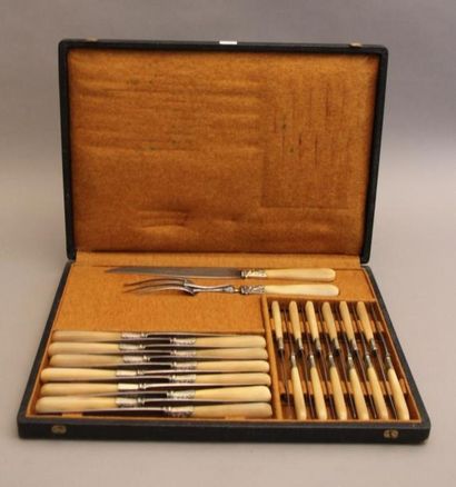 Un coffret de couteaux et service à découpé,...