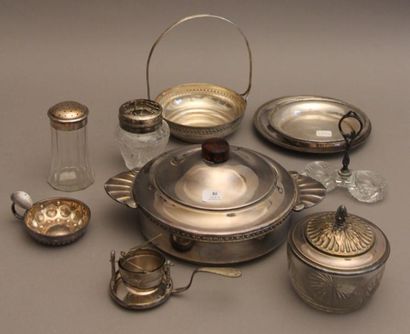 Lot en métal argenté comprenant : un légumier,...
