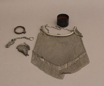 Lot en métal argenté : sac maille, bourse...