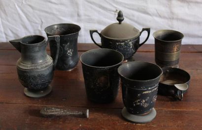 Lot en métal argenté : timbales, tasses à...